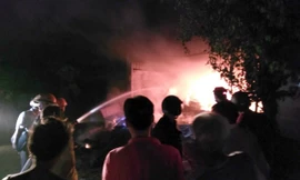 Lửa thiêu rụi kho vải ở Tiền Giang sau tiếng nổ lớn