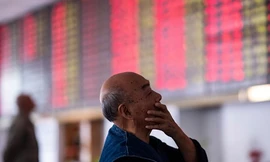 Một nhà đầu tư trên sàn chứng khoán Trung Quốc. Ảnh: Bloomberg