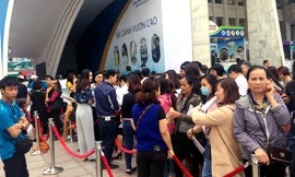 Xếp hàng, chen nhau mua vé máy bay, tour giá rẻ đi chơi hè