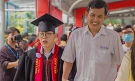 Bước chân cha in dấu trong giấc mơ con