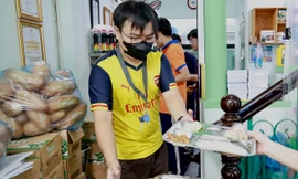 Những tình nguyện viên ở quán cơm 2.000 đồng