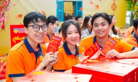 Sinh viên được ‘lì xì đậm’ khi ở lại đón Tết tại TP. HCM