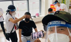 Nghệ sĩ trẻ TP. HCM đi siêu thị giúp dân, hớt tóc cho lực lượng tuyến đầu chống dịch