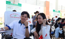 Nam sinh năm 2 được truyền động lực hiến máu từ mẹ