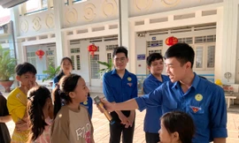 Mang ‘Xuân yêu thương 2024’ đến các em nhỏ và cụ già neo đơn An Giang