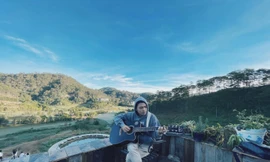 Chàng trai kể chuyện chiến thắng COVID-19 bằng âm nhạc