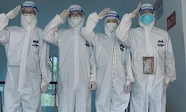 Tạm gác giấc mơ du học, tham gia chống dịch tuyến đầu