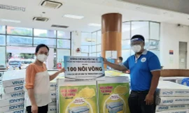 Trung tâm CTXH Thanh thiếu niên trao tặng 100 nôi võng cho Trung tâm H.O.P.E