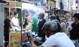 Bạn trẻ Sài Gòn ‘phát sốt’ với trào lưu ăn vặt ‘phô mai sữa nướng’ 