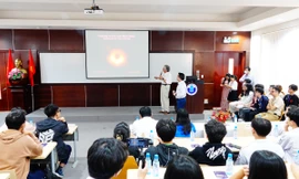 Sinh viên được nghe kiến thức về lỗ đen và Vũ trụ học từ giáo sư quốc tế đầu ngành 