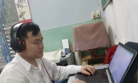 Nam sinh khiếm thị nỗ lực không ngừng để bắt đầu lại cuộc sống mới