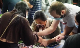 Bạn trẻ Việt Nam tại Pháp gói bánh chưng đón Tết Nguyên đán