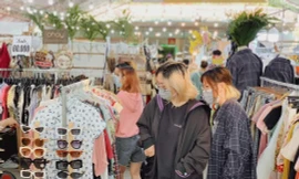 Nhiều shop tung ưu đãi, bạn trẻ Sài Gòn hào hứng mua sắm dịp cuối năm 