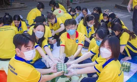 Gói bánh chưng tặng sinh viên, bảo vệ, lao công có hoàn cảnh khó khăn