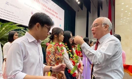 Hội Khuyến học TP. HCM trao học bổng khuyến tài cho 332 sinh viên 