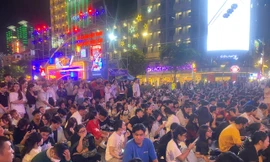 Bạn trẻ hào hứng tham gia Countdown 2025 tại Phố đi bộ Nguyễn Huệ