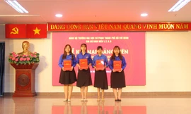 Bốn sinh viên ưu tú được kết nạp Đảng đúng ngày sinh nhật Bác 