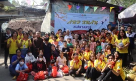 Sinh viên mang ‘Ánh Xuân’ về lớp học tình thương ấp Tân Lập