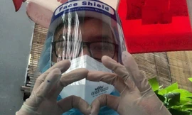 Chàng tình nguyện viên lấy mẫu xét nghiệm và tâm thư về Việt Nam tuy nhỏ nhưng kiên cường