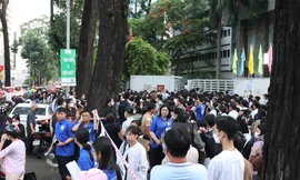 Thí sinh có mặt từ mờ sáng dự thi Năng khiếu tại trường ĐH Kiến trúc TP. HCM