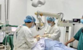 Bác sĩ bệnh viện Quân y 175 phẫu thuật đục thủy tinh thể miễn phí cho người dân Tây Nguyên