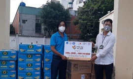 Bổ sung thêm dinh dưỡng cho bữa ăn của lực lượng tuyến đầu chống dịch