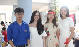 Dàn người đẹp cổ vũ ngày hội Chủ nhật Đỏ tại trường ĐH Công nghệ Thông tin