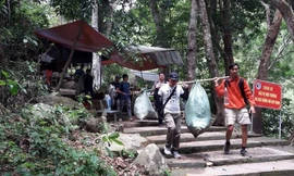 Hành trình thử thách leo núi và nhặt rác