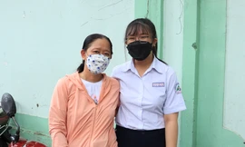 Phụ huynh tất tả cùng con em đến làm thủ tục dự thi 