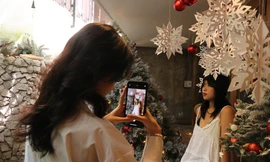 Bạn trẻ Sài Gòn check-in Giáng sinh sớm tại quán cà phê 
