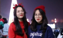 Bạn trẻ háo hức trang hoàng Noel sớm