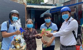 Thầy trò cùng gom quà giúp đỡ người dân khó khăn vì dịch COVID-19