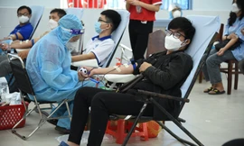 Trao yêu thương qua “Giọt hồng Xuân”