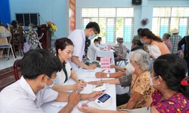 Bác sĩ trẻ Bệnh viện Quân y 175 khám bệnh, cấp thuốc miễn phí tại tỉnh Tiền Giang