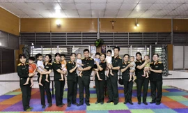 Tuổi trẻ Bệnh viện Quân Y 175 tặng quà cho trẻ em mồ côi nhân Tháng Hành động vì trẻ em