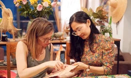 Hành trình “chữa lành bản thân” bằng việc sáng tạo giấy dó