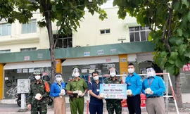 Trao tặng nhu yếu phẩm và nông sản cho lực lượng tuyến đầu chống dịch