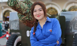 Bạn trẻ Sài Gòn thích thú check-in cùng dàn pháo lễ tại bến Bạch Đằng 