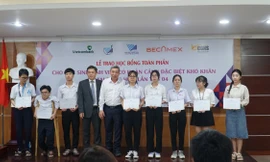 ĐHQG TP. HCM trao 1,2 tỷ đồng học bổng toàn phần cho sinh viên có hoàn cảnh khó khăn