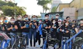 Bạn trẻ hào hứng đạp xe khởi động Giờ Trái Đất 2022