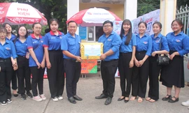 Tỉnh Đoàn Đồng Nai thăm, tặng quà các chiến sĩ ‘Tiếp sức mùa thi’