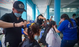 Ấm lòng chương trình cắt tóc miễn phí cho bệnh nhi tại bệnh viện Nhi Đồng 1