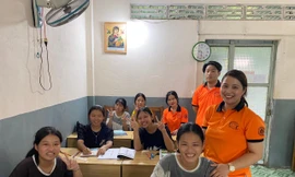 Những gia sư tiếng Anh cho trẻ mồ côi