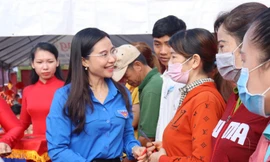 T.Ư Đoàn trao quà cho người lao động và trẻ em khó khăn tại tỉnh Long An và Bình Dương