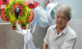 Người nghệ nhân gần nửa thế kỷ gìn giữ nghề chế tác đầu lân