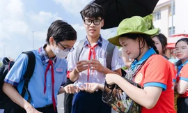 Chiến sĩ tình nguyện 'Hoa phượng Đỏ' hỗ trợ thí sinh tham gia kỳ thi tuyển sinh lớp 10 