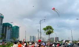 Sài Gòn nắng nóng, bạn trẻ tìm đến vui chơi ở những bãi diều