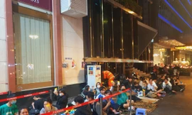 ‘Cắm trại qua đêm’ ở phố đi bộ chờ được ký tặng sách