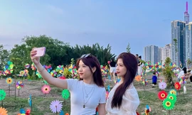 Bạn trẻ Sài Gòn rủ nhau check-in 'đồi chong chóng' rực rỡ sắc màu 