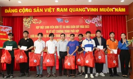 ĐHQG TP. HCM họp mặt, tặng quà cho sinh viên đón Tết xa nhà